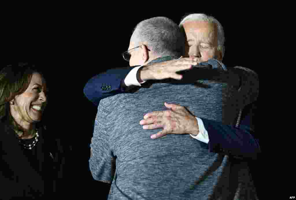 Kamala Harris zâmbește în timp ce președintele Joe Biden îl îmbrățișează pe fostul pușcaș marin Paul Whelan la sosirea în SUA, pe 1 august. 