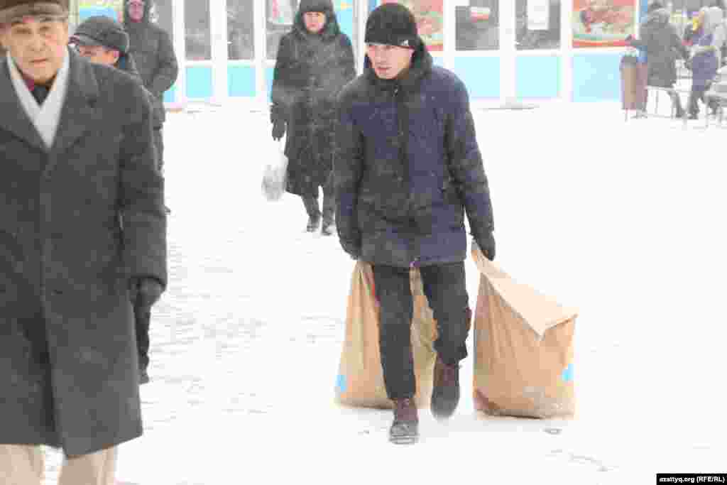 Қалалық әкімдіктің ресми сайты таратқан ақпарат бойынша, сатып алушыларға «бір адам үш қап ауыл шаруашылық өнімін және ұн мен жарманың бір қабын ғана сатып ала алады» деген шектеу қойылған. 