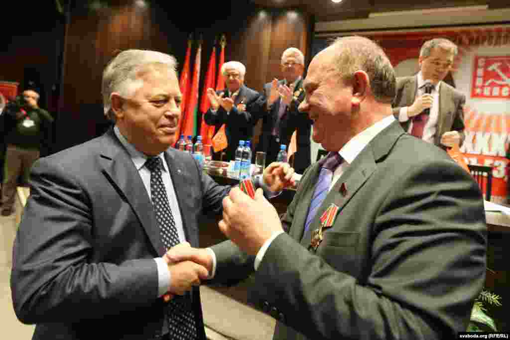 Геннадій Зюганов нагороджує Петра Симоненка