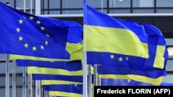 Европа Биримдигинин жана Украинанын желектери.