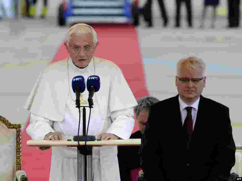 Papa Benedikt XVI i predsjednik Hrvatske Ivo Josipović na aerodromu u Zagrebu, 4. lipanj 2011. AFP / HRVOJE POLAN
