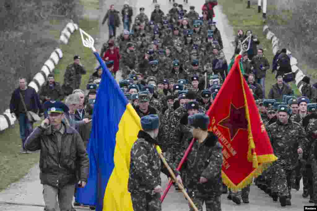 4 березня українські військові провели «психологічну атаку» -- без зброї, під бойовим радянським прапором Севастопольської бригади тактичної авіації імені Олександра Покришкіна та Державним прапором України, виконуючи гімн України, вони рушили в бік російських військовослужбовців без розпізнавальних знаків, які блокували їм дорогу до військової частини, при цьому російські солдати стріляли під ноги українським військовослужбовцям і в повітря. У результаті переговорів протягом дня вдалося частково повернути військову частину під український контроль. 4 березня 2014 року