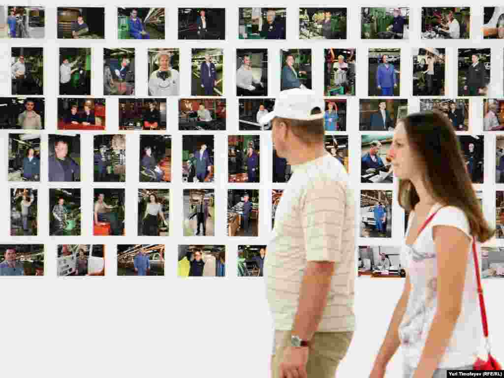 Людей представляли фотографии работников завода с оптовым перечнем фамилия/имя/занимаемая должность.