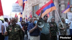 Armenia - Veterans of the Karabakh war demonstrate outside a government building in Yerevan, 6Jun2013.