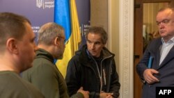 A Nemzetközi Atomenergia-ügynökség vezetője, Rafael Grossi kijevi sajtótájékoztatóját követően az orosz kézen lévő zaporizzsjai atomerőműbe indult 2024. február 6-án