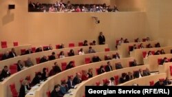 После восьми часов прений парламент большинством голосов в третьем чтении утвердил законопроект о бюджете на 2018 год