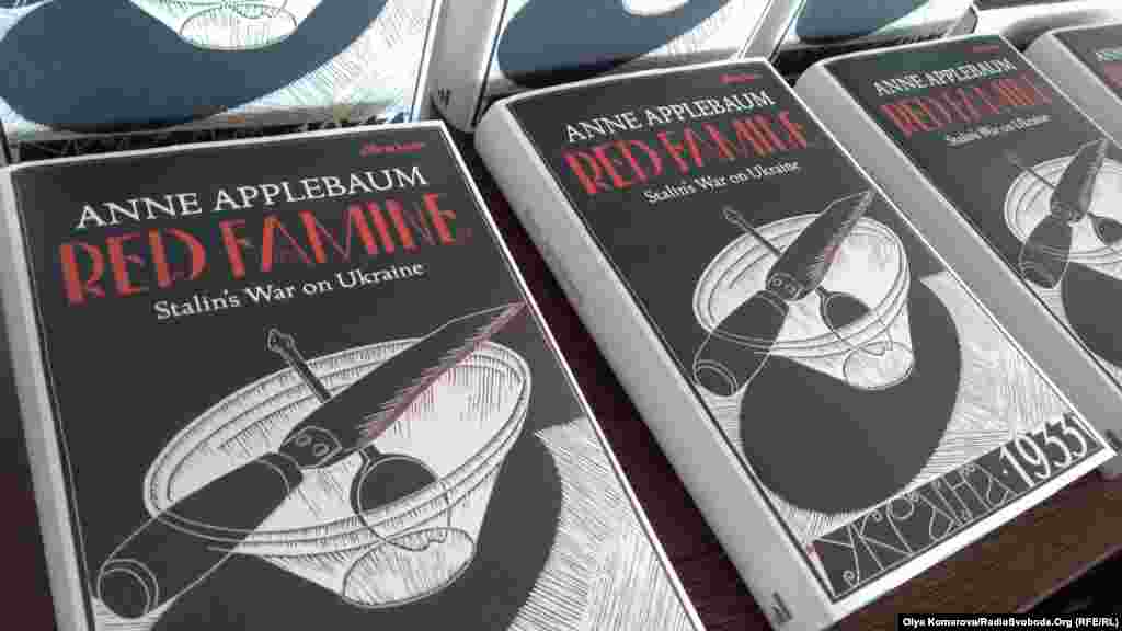 7 вересня 2017 року вийшла англомовна книга відомої американської дослідниці Енн Епплбаум під назвою «Червоний голод: Війна Сталіна в Україні». Книга почала привертати увагу у західних країнах ще до своєї офіційної появи, вона розповідає деталі Голодомору 1932-1933 років в Україні – однієї з найбільших трагедій в історії людства, яка забрала життя мільйонів людей. Епплбаум порушує одне з найголовніших питань – чи був цей голод геноцидом українського народу. Більш детально про це – тут.