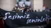 Saýa goldaw bildirmek üçin suduň jaýynyň daşynda ýygnanan adamlar, Stambul, 18-nji oktýabr.