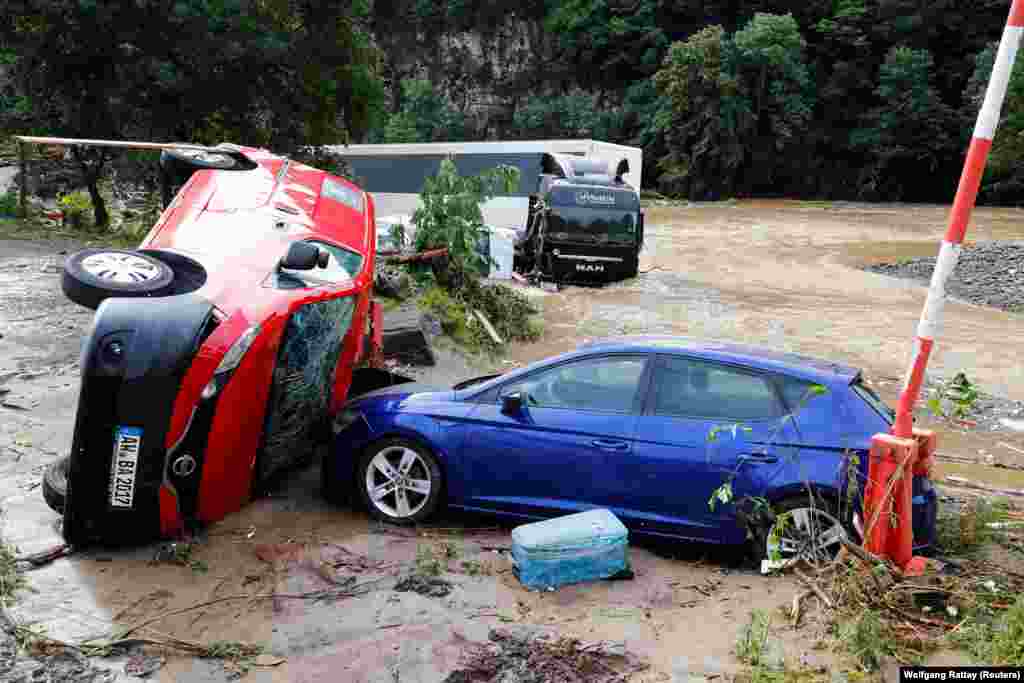 Automobili uništeni nakon poplave u Schuldu u Njemačkoj, 15. jula 2021.
