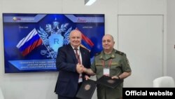 Армениянын мурдагы коргоо министри Аршак Карапетян (оң жакта) жана "Рособороноэкспорттун" директору Александр Михеев. 23-август, 2021-жыл. Москва.
