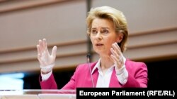 Председателката на Европейската комисия Урсула фон дер Лайен говори на извънредната сесия на Европейския парламент в Брюксел, която трябва да приеме пакет от икономически мерки за справяне с последиците от епидемията от коронавирус, с латексови ръкавици