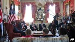 Vicepreședintele JD Vance (al doilea din stânga) se întâlnește cu secretarul de externe britanic David Lammy (stânga) la Chevening House în Kent, Anglia, pe 8 august.
