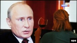 Žena gleda film o ruskoj invaziji Krima u Moskvi 