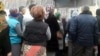 Aşgabadyň döwlet dükanlarynyň biriniň öňünde çörek nobatyna duran ýaşaýjylar (arhiw suraty)