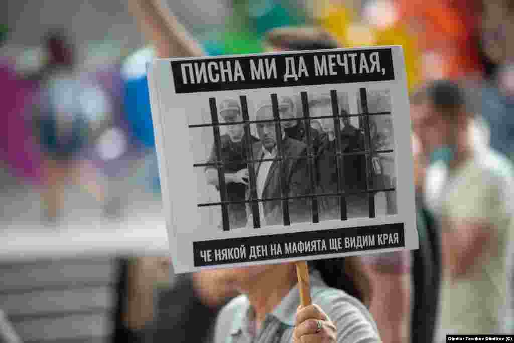 „Уморен сум да сонувам дека еден ден ќе го видиме крајот на мафијата“, пишува на еден транспарент во Пловдив.