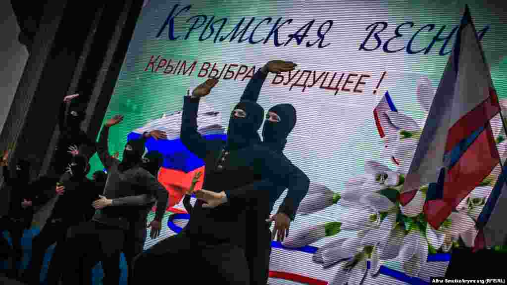 Частина виступу: артисти демонструють «фашистів у Криму» під час подій 2014 року
