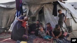 هر روز، عبیر و فادی صبح در چادرشان در نوار غزه با این سؤال بیدار میشوند: چگونه برای خود و شش فرزندشان غذا پیدا کنند؟ سه گزینه دارند: شاید یک آشپزخانه خیریه باز باشد و بتوانند یک قابلمه عدسی آبکی بگیرند؛ یا شاید بتوانند از میان جمعیت عبور کنند و از یک کامیون کمکرسانی کیسهای آرد بگیرند؛ آخرین راه چاره هم گدایی است. برخی روزها هیچ یک از گزینهها به جواب نمیرسد.