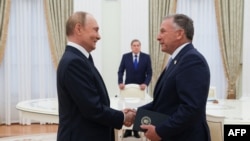 Президент России Владимир Путин (слева), спецпосланник США Стив Уиткофф и помощник Путина Юрий Ушаков (на заднем плане в центре). Москва, 6 августа 2025 года