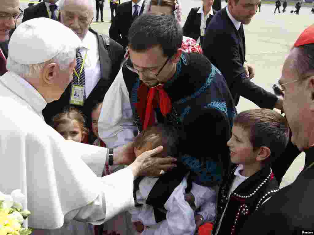 Papa blagoslovi dječaka na aerodromu u Zagrebu, 4. lipanj 2011. REUTERS / Alessandro Bianchi