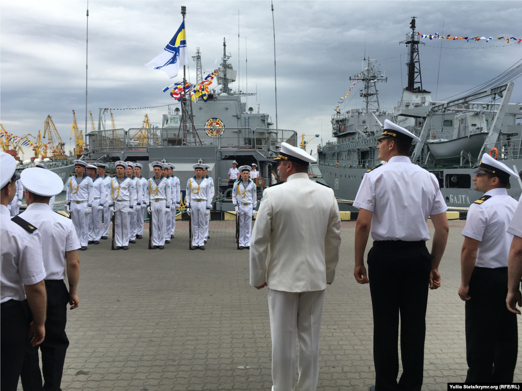 На кораблях торжественно подняли военно-морские флаги. 