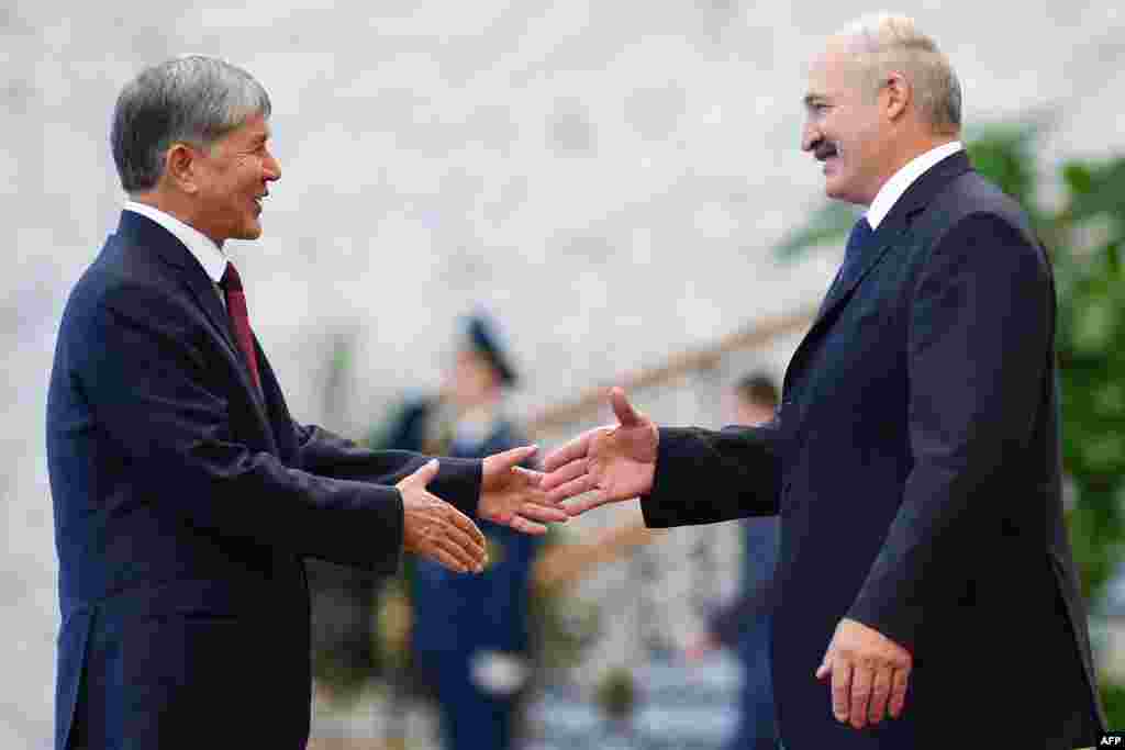 Алмазбек Атамбаев менен Александр Лукашенко.