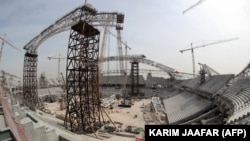 قطر متهم است که کارگران را در شرایط زندگی اسف‌بار نگاه‌داشته و آن‌ها را وادار به کار در وضعیت خطرناک کرده است.