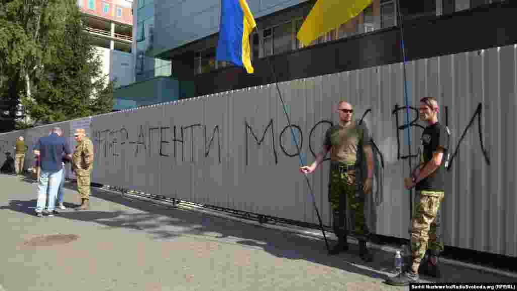 Кілька ветеранських організацій розпочали, як вони заявляють, безстрокову акцію з блокування телеканалу «Інтер». Учасники заходу обіцяють випускати працівників, але не пропускати нікого на територію, хочуть блокувати будівлю до повної зупинки роботи каналу. Київ, 5 вересня 2016 року БІЛЬШЕ ПРО ЦЕ