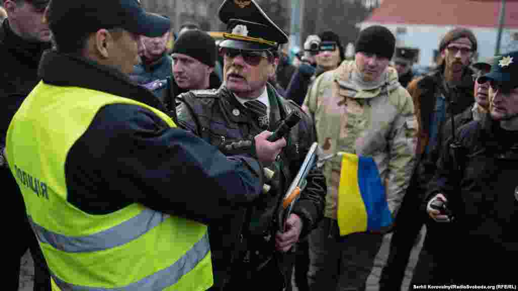 Не обійшлося й без непорозумінь серед самих активістів: наприклад, у цього чоловіка поліцейські намагалися забрати електрошокер