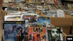 Ovo je slika piratskih kopija na carini u Hong Kongu. Srbija po procentu piratskih kopija konkuriše mnogim azijskim zemljama. 