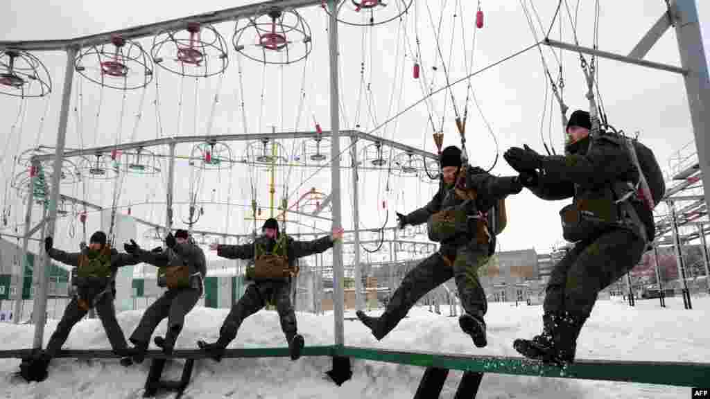 Rusija - Obuka svećenika za padobranske skokove nedaleko od Moskve, 20. mart 2012. Foto: AFP / Andrey Smirnov 