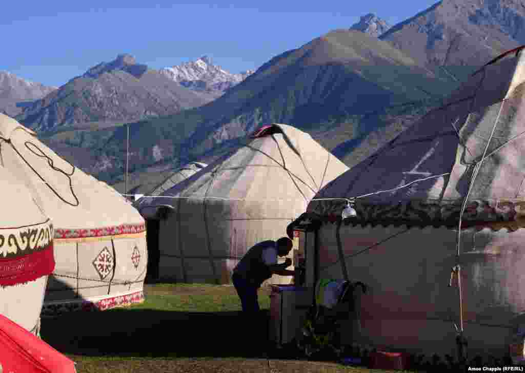 Արևի առաջին շողերի հետ՝ ղրղըզ սպորտսմենը թաղեվրանի մոտ խոզանակում է ատամները: