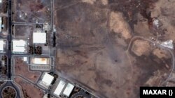 این عکس ماهوارهای از اول تیرماه حفرهای را در تأسیسات غنیسازی نطنز پس از حملات آمریکا نشان میدهد. روز سوم تیرماه حفره با خاک پر شده بود.