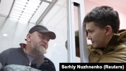Володимир Рубан (л) і депутат Верховної Ради Надія Савченко в суді, 9 березня 2018 року