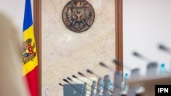 Microfoane fără miniștri și capul de bour.