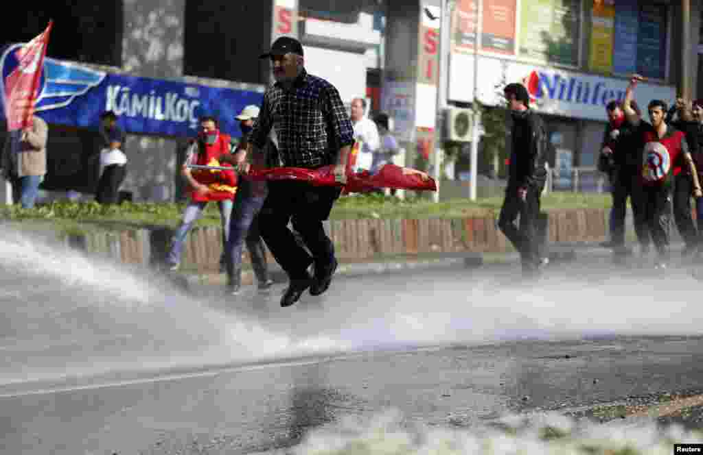 Türkiyə, İstanbul. 1 Mayı qeyd etmək üçün Taksim Meydanına girmək istəyənlərlə polis arasında qarşıdurma. Hökumət bu tədbirə icazə verməyib. 1 may 2013