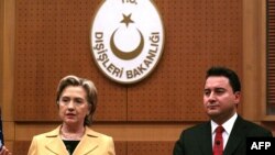 هیلاری کلینتون و علی باباجان در کنفرانس خبری در آنکارا.