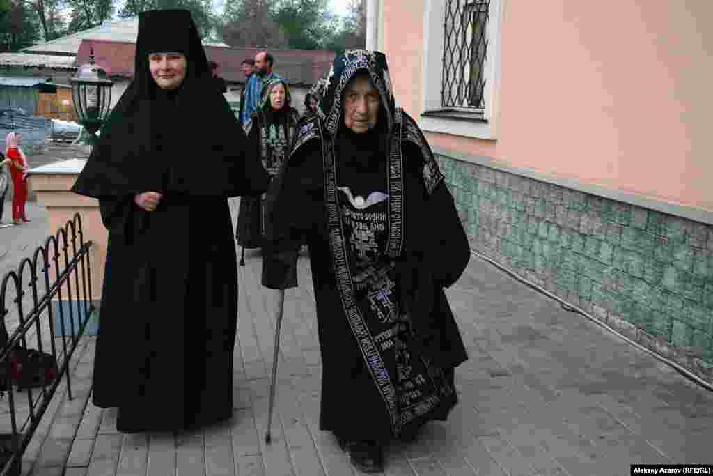 Поскольку икону встречали на территории Иверско-Серафимского женского монастыря, среди встречавших было много монахинь. На снимке слева – инокиня, справа – схимонахиня.