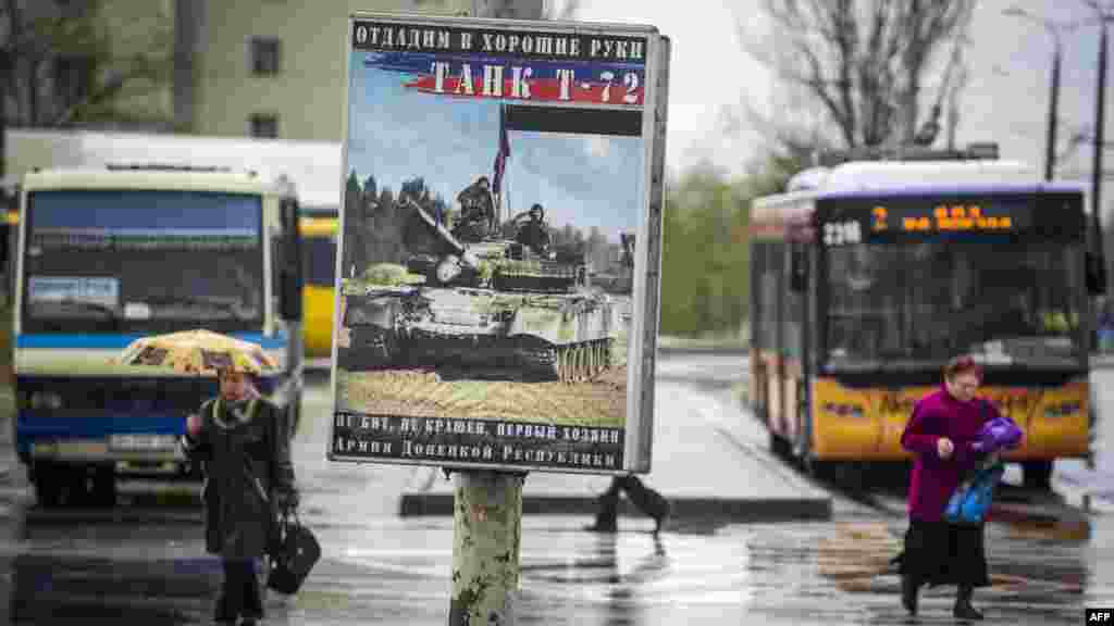 Рекламний плакат з закликом вступати у лави угруповання «ДНР» на автостанції в Донецьку, 19 квітня 2015 року
