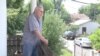 Novinar Milan Jovanović ispred obnovljene kuće