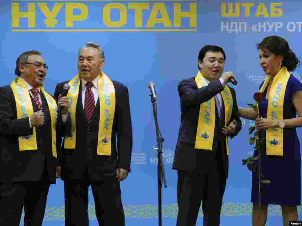 В январе 2012 года Дарига Назарбаева прошла в парламент, став депутатом по списку президентской партии «Нур Отан». В мажилисе она возглавила комитет по социально-культурному развитию. На фото: президент Нурсултан Назарбаев (второй слева) и его дочь Дарига Назарбаева (справа) отмечают победу партии «Нур Отан» на парламентских выборах. Астана, 16 января 2012 года.