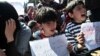 Мигранти протестираат за влез во Македонија од грчката страна на границатата кај Идомени на 3 март 2016