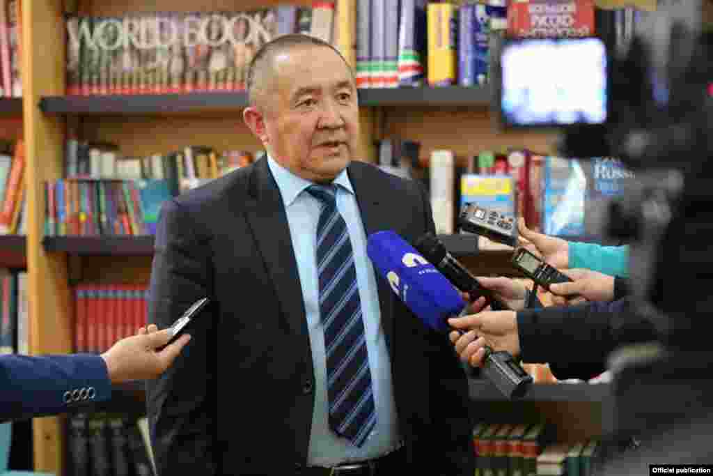 Султан агай жоктон бар кылган редактор эле. Эптеп жазылган макала агайга баргандан кийин сулуу кыздай кулпуруп кайтып келчү. "Убакытты пайдалуу иштерге короткула" дегени эсимде калды. Театрга, музейге бардым, мындай китеп окудум десең чын дилинен кубанчу. Мекенчил инсан кандай болот десе мен Султан агайды айтмакмын. (Санжи Туйтунова) 