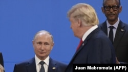 Президент США Дональд Трамп дивиться на президента Росії Володимира Путіна на саміті G20, Буенос-Айрес, Аргентина, 30 листопада 2018