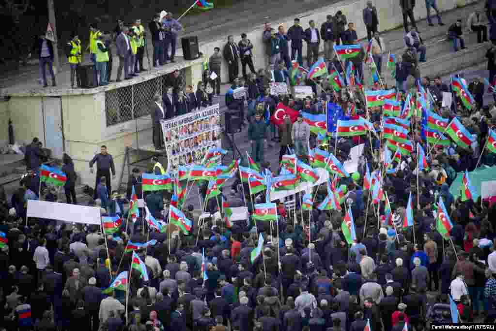 «Azad et!». Mitinqində heç bir partiya bayrağı gözə dəymir.