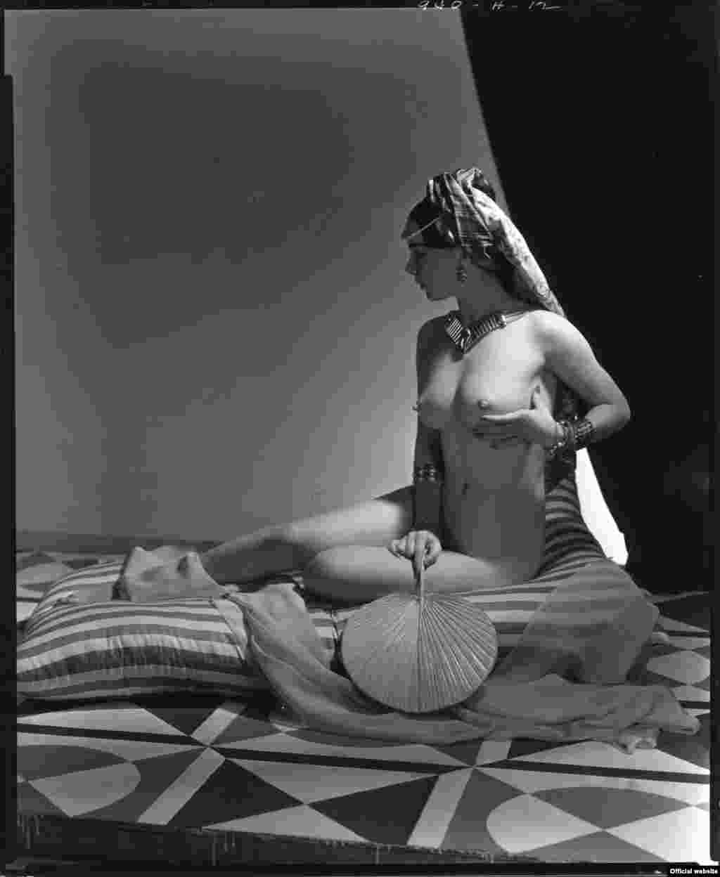 Din colecțiile muzeului: Horst P Horst, New York: Odalisque, 1948. 
