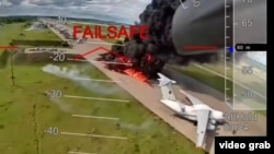 Скриншот з відео СБУ, де зафіксована атака безпілотника на російські літаки на авіабазах у межах операції «Павутина»