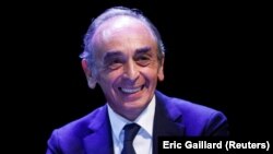 Eric Zemmour francia szélsőjobboldali kommentátor részt vesz a La France n’a pas dit son dernier mot (Franciaország még nem mondta ki az utolsó szót) című új könyvének promóciós rendezvényén Beziers-ben 2021. október 16-án