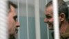 Дар акс: Садовничий (аз тарафи рост) ва Руденко ҳангоми баррасии парвнадаашон дар додгоҳ