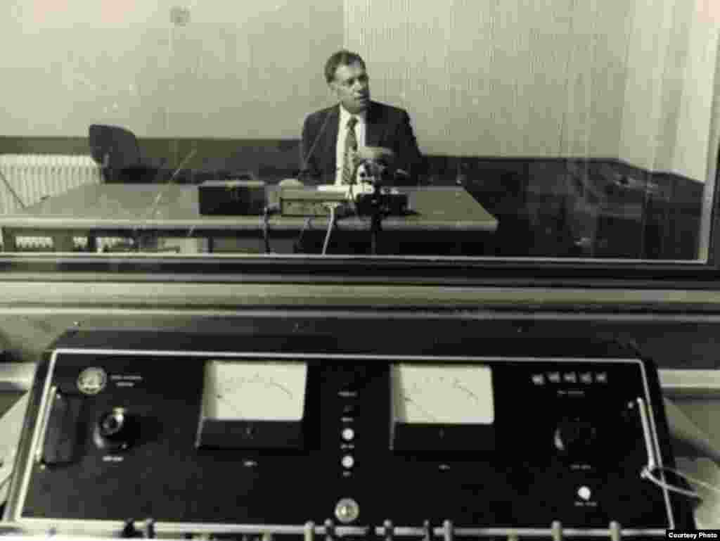 Ő Vlad Georgescu, a Szabad Európa román nyelvű szerkesztőségének vezetője 1987-ben.