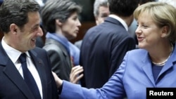 Nikola Sarkozi i Angela Merkel na Samitu u Briselu